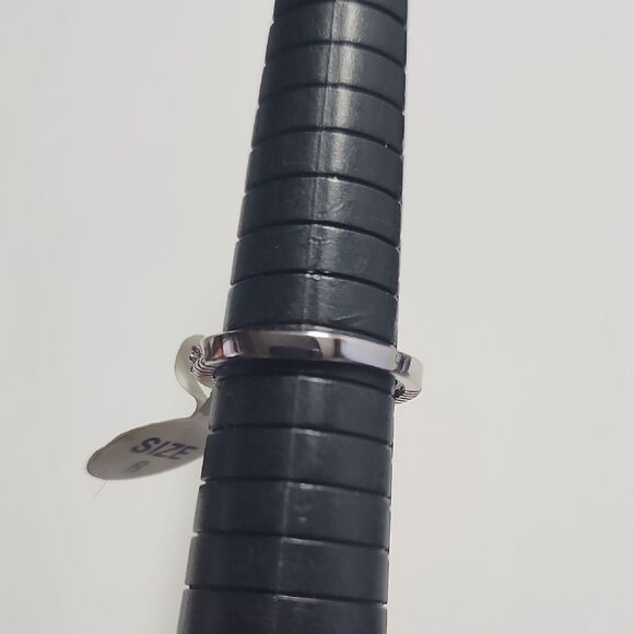 Size 8 Womens Ring Silver Tone - Picture 4 of 4